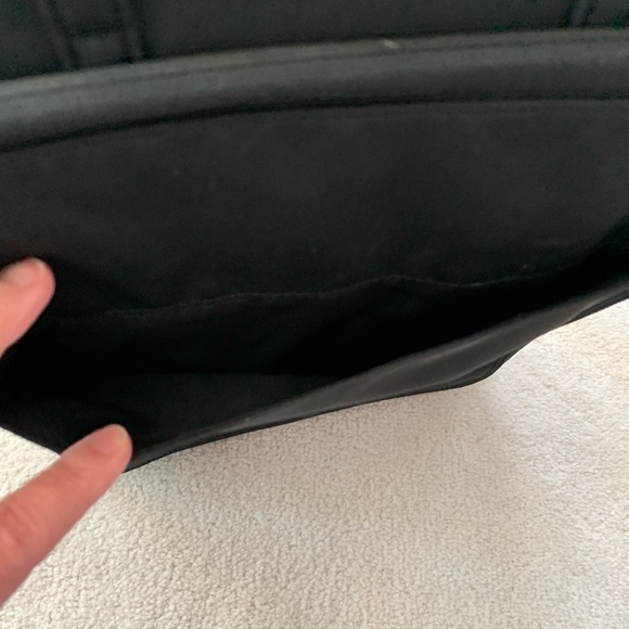 Gently used Targus Mickey Laptop Messenger Bag - Picture 5 of 10